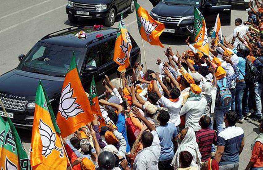 VIDEO: वाराणसी में पीएम गजब का क्रेज! मोदी का काफिला गुजरा तो भीड़ लगाने लगे नारे